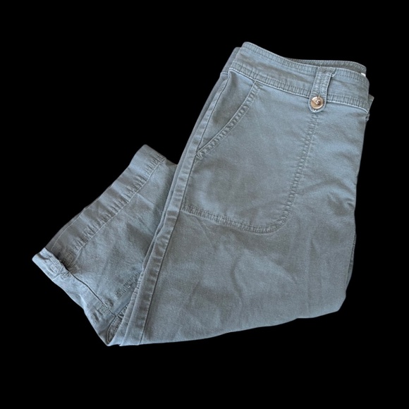 Dockers Petite Mid Rise Curvy Cargo Shorts - Picture 1 of 7
